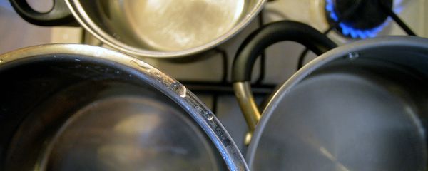 Кастрюли с водой на газовой плите Кастрюли с водой на газовой плите - Sputnik Армения