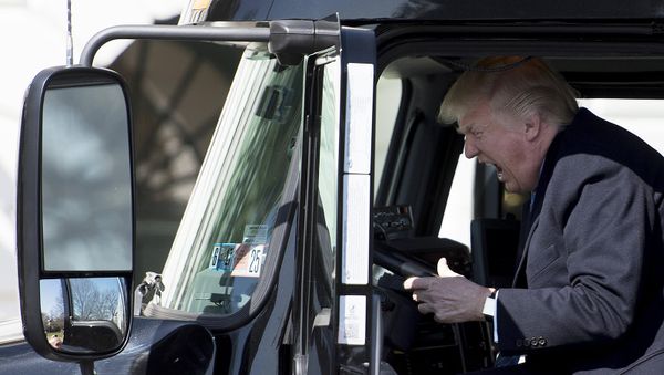 Президент США Дональд Трамп приветствует гостей Белого Дома перед обсуждением проблем здравоохранения. - Sputnik Армения