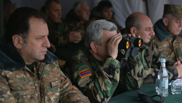 Президент Серж Саргсян посетил военные учения в Арцахе - Sputnik Армения