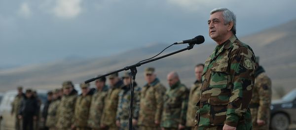 Президент Серж Саргсян посетил военные учения в Арцахе - Sputnik Армения