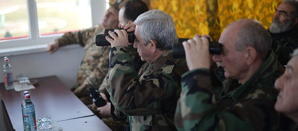 Президенты РА Серж Саргсян и НКР Бако Саакян, архиепископ Паргев Мартиросян следят за военными учениями /4 декабря 2017/. НКР Президенты РА Серж Саргсян и НКР Бако Саакян, архиепископ Паргев Мартиросян следят за военными учениями /4 декабря 2017/. НКР - Sputnik Армения