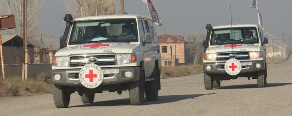 Армянская сторона при посредничестве Международного комитета Красного Креста передает труп сбежавшего азербаджанского капитана /28 ноября 2017г/. Армяно-Азербайджанская граница - Sputnik Армения