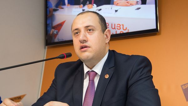 Հասարակական գործիչ, նախկին պատգամավոր Միհրան Հակոբյանը - Sputnik Արմենիա