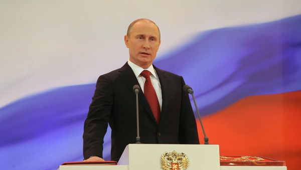 Избранный президент РФ Владимир Путин произносит текст присяги во время церемонии инаугурации, 2012 год - Sputnik Армения