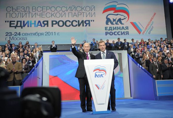 Председатель правительства России Владимир Путин и президент России Дмитрий Медведев на XII Съезде Единой России, 2011 год - Sputnik Армения