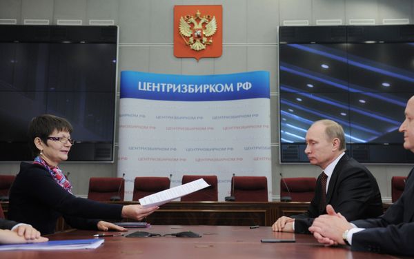 Председатель правительства РФ Владимир Путин в Центральной избирательной комиссии России во время подачи документов для регистрации в качестве кандидата в президенты, 2011 год - Sputnik Армения