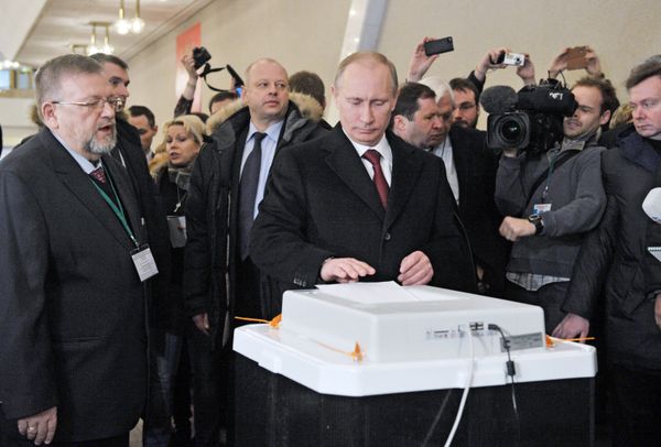 Кандидат в президенты РФ Владимир Путин на избирательном участке № 2079 в Российской академии наук , 2012 год - Sputnik Армения