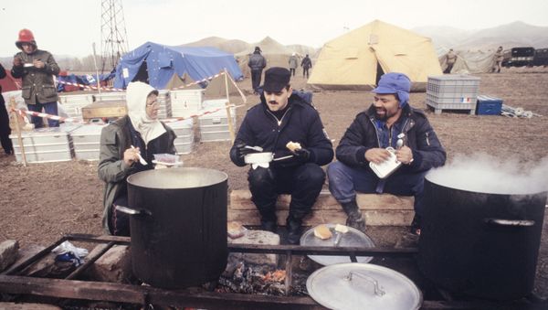 Ликвидация последствий землетрясения в Армении. Декабрь 1988 года. Лагерь спасателей из Франции в городе Спитак. - Sputnik Армения
