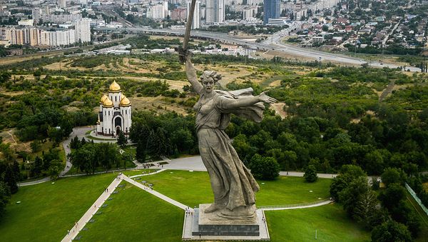 Родина-мать зовет! - центр памятника-ансамбля Героям Сталинградской битвы - Sputnik Армения