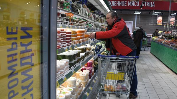 Покупатель в супермаркете  - Sputnik Армения