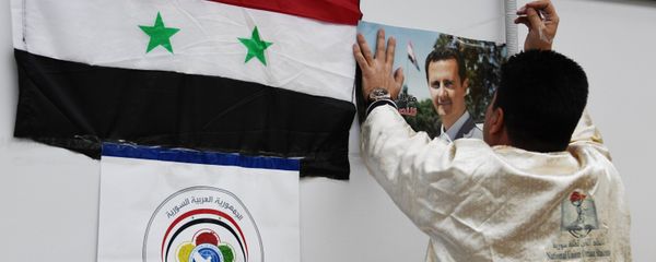 Флаг Сирийской Арабской Республики и портрет президента Башара Асада. Архивное фото. Флаг Сирийской Арабской Республики и портрет президента Башара Асада. Архивное фото. - Sputnik Армения