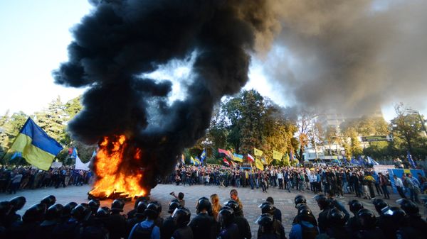 Пикет в поддержку закона о люстрации власти в Киеве - Sputnik Армения