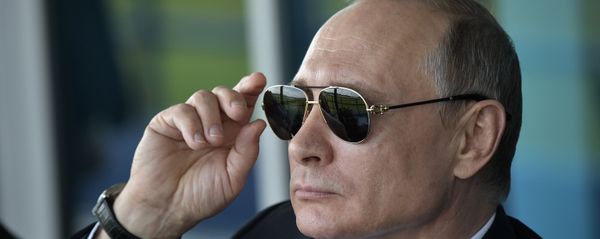 Президент РФ Владимир Путин наблюдает за полетами пилотажных групп XIII Международного авиационно-космического салона МАКС-2017 (18 июля 2017). Жуковский - Sputnik Армения