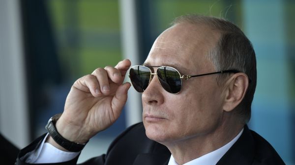 Президент РФ Владимир Путин наблюдает за полетами пилотажных групп XIII Международного авиационно-космического салона МАКС-2017 (18 июля 2017). Жуковский - Sputnik Армения