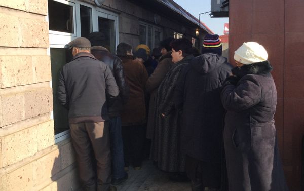 Անվճար հացի հերթ Գյումրիում - Sputnik Արմենիա