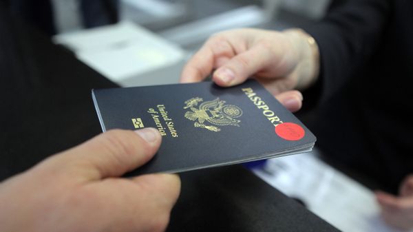 Пассажир предъявляет паспорт гражданина США - Sputnik Армения