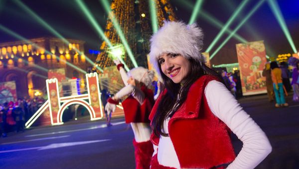 Зажжение огней главной елки страны на Площади Республики - Sputnik Армения