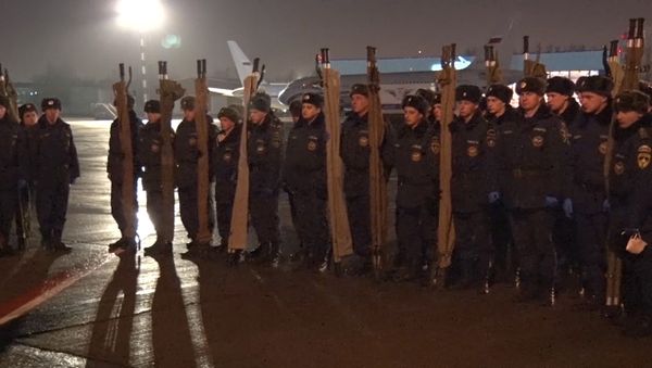 СПУТНИК_Спасатели с носилками встречали борт с телами жертв крушения А321 в Пулково - Sputnik Армения