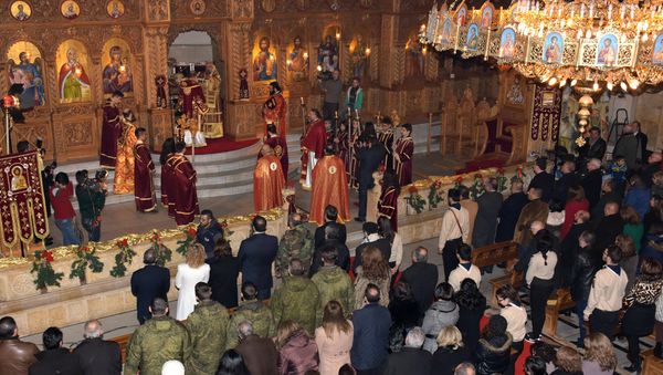 Греческий православный патриарх Антиохии и всего Востока Иоанн Икс Языги проводит молитву во время рождественской мессы в Православной церкви Илии (24 декабря 2016). Алеппо, Сирия - Sputnik Армения