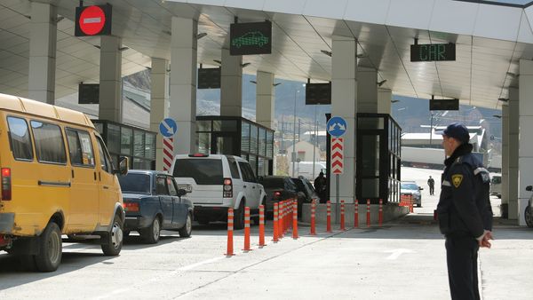 Таможенно пропускной пункт Казбеги в Степанцминда на грузино-российской границе - Sputnik Армения