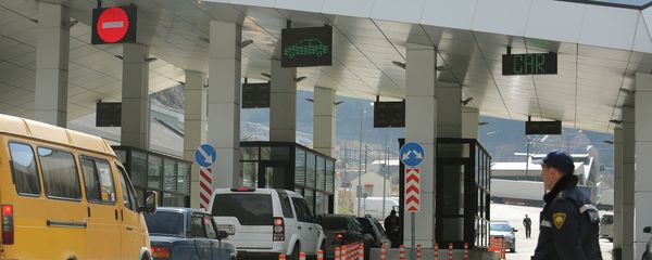 Таможенно пропускной пункт Казбеги в Степанцминда на грузино-российской границе - Sputnik Армения