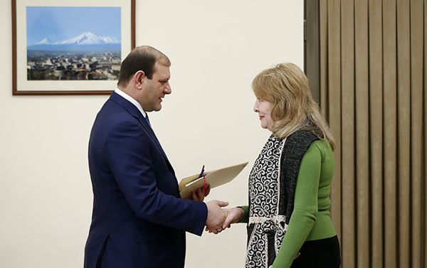 Երևանի քաղաքապետը բնակարանի բանալիներ է հանձնում Երևանի քաղաքապետը բնակարանի բանալիներ է հանձնում - Sputnik Արմենիա