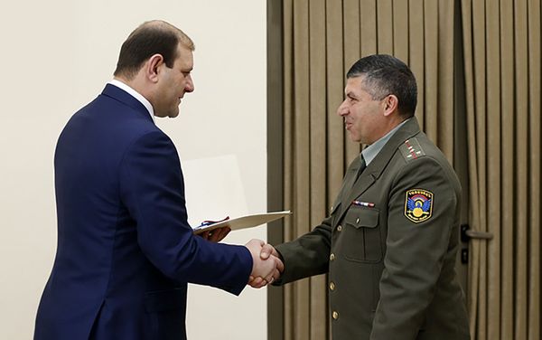 Երևանի քաղաքապետը բնակարանի բանալիներ է հանձնում Երևանի քաղաքապետը բնակարանի բանալիներ է հանձնում - Sputnik Արմենիա