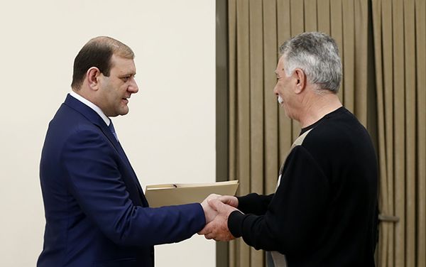 Երևանի քաղաքապետը բնակարանի բանալիներ է հանձնում Երևանի քաղաքապետը բնակարանի բանալիներ է հանձնում - Sputnik Արմենիա