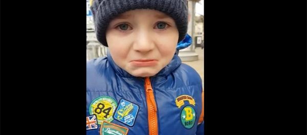 Первоклассник разрыдался из-за начала каникул — умилительное видео Первоклассник разрыдался из-за начала каникул — умилительное видео - Sputnik Армения